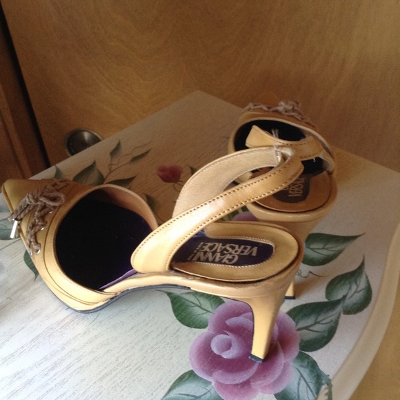 FABULOUS Gianni Versace Leather Slingback Heels💎 - Picture 4 of 4